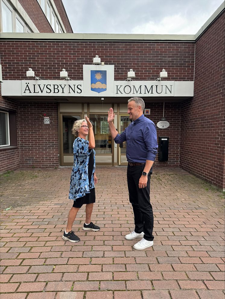 Yvonne Westerlund, konceptägare för Vivum på Riksbyggen och kommunalstyrelsens ordförande Johan Dahlqvist bild 1.jpeg
