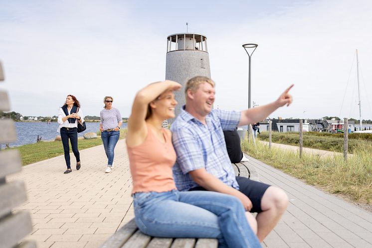 Yachthafenpromenade mit Aussichtsturm