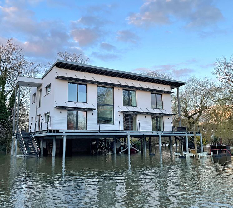 Haus Tawse geflutet, Haus auf Stelzen