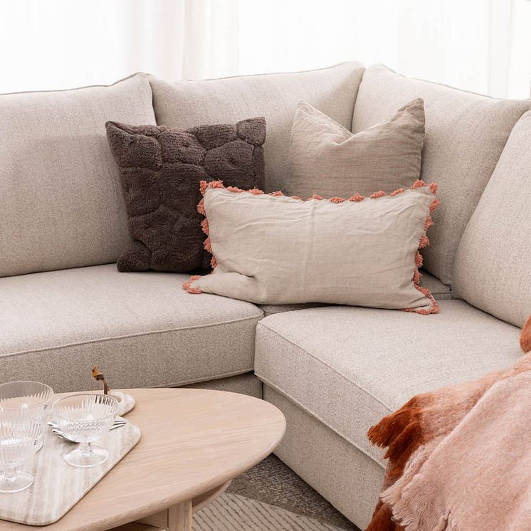 Lindö soffa med öppet avslut tyg Elsa beige 02 ben ek detalj 2025 17.jpg