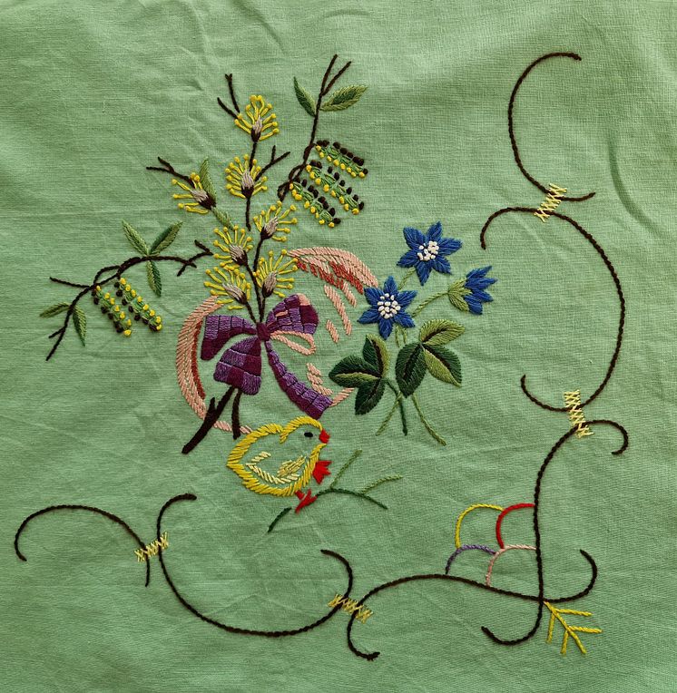 Äldre Påskduk fint Broderad - Handarbete.jpg