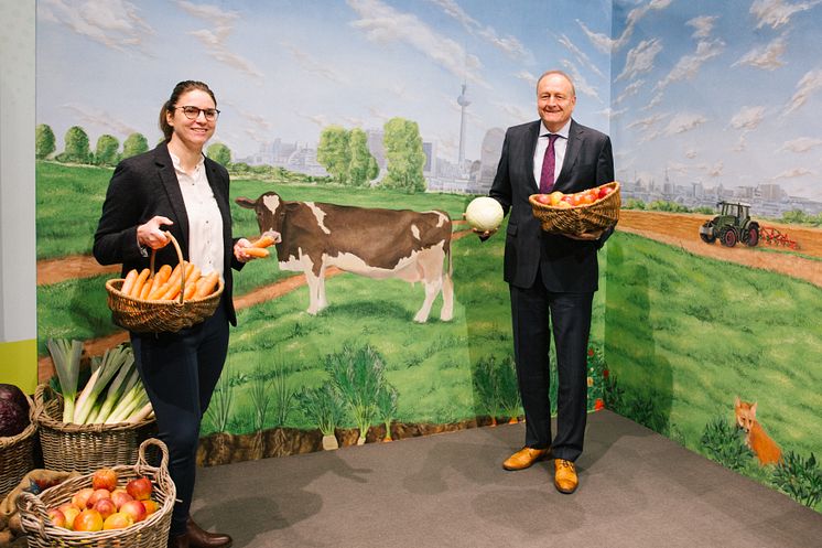 Lea Fleiß und Joachim Rukwied auf dem ErlebnisBauernhof 2024.jpg