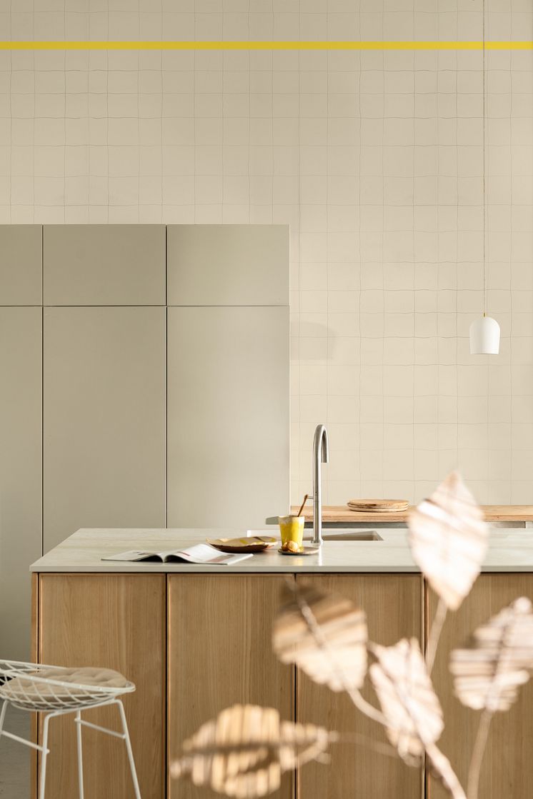 Flexa-Kleurentrends-2025-Kleur-van-het-Jaar-2025-True-Joy-Trots-keuken-staand.jpg