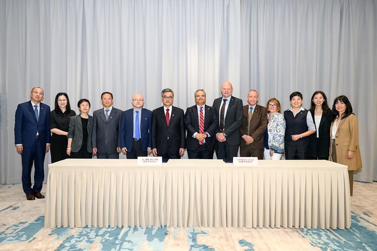 Shanghai Airport Authority and Lufthansa Cargo representatives during the MoU signing ceremony.jpeg