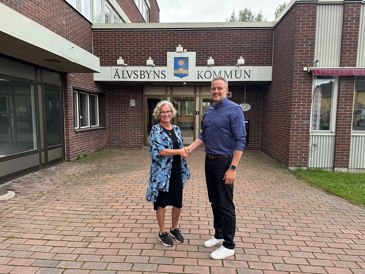 Yvonne Westerlund, konceptägare för Vivum på Riksbyggen och kommunalstyrelsens ordförande Johan Dahlqvist bild 2.jpeg
