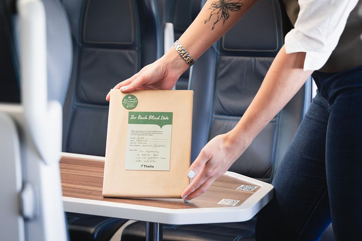 Ein „Buch Blind Date“ auf einem Tisch im Westbahn-Zug