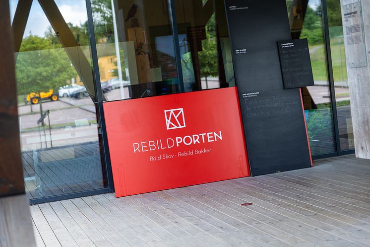 RebildPorten_rødtskilt.jpg
