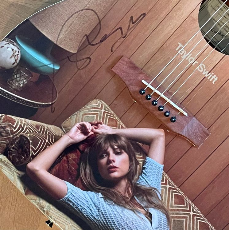 Taylor Swift gitarr närbild.jpg