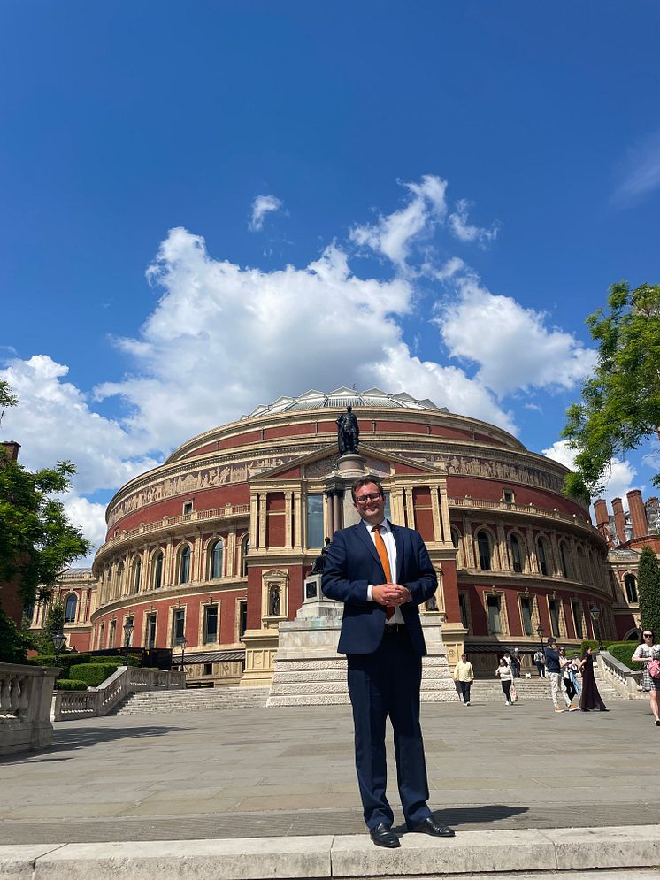 Christian Grøvlen utenfor Royal Albert Hall før prisutdeling.
