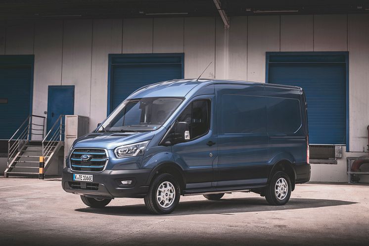 E-TRANSIT_CHROME_BLUE_L2H2_01.jpg