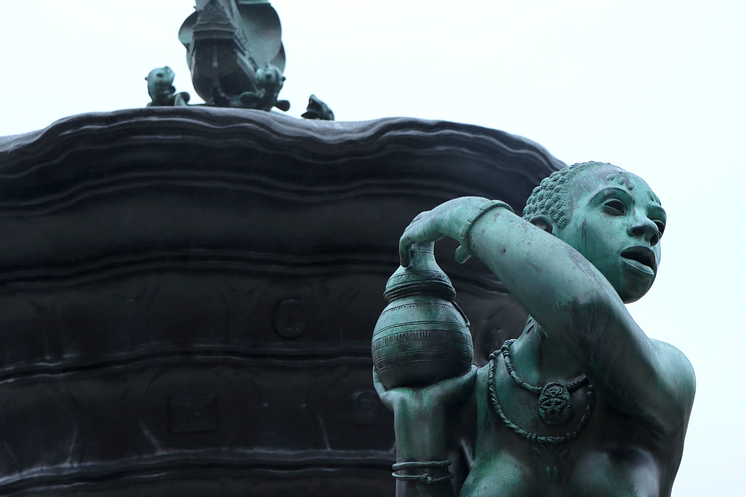 Järntorgsbrunnen, i förgrunden detalj Afrika, i bakgrunden skeppet på toppen av järnurnan Bild Göteborgs Stad.png