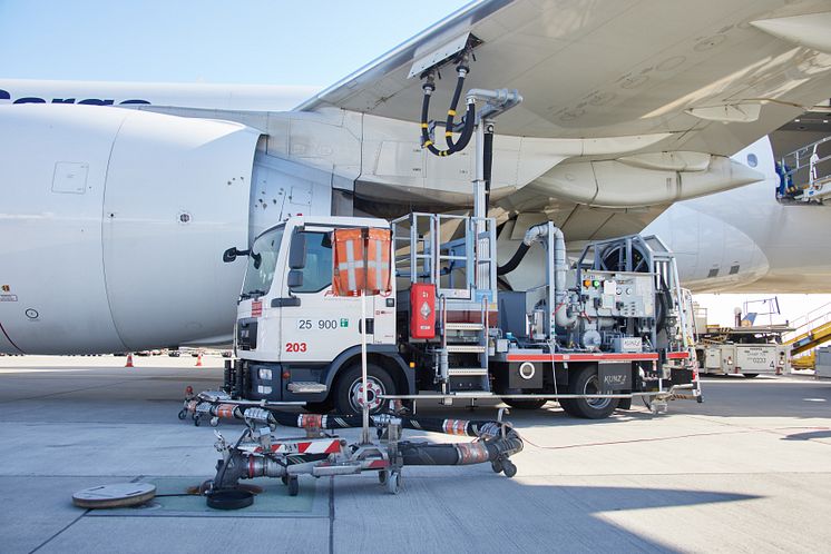 Betankung_B777F_D-ALFF_SAF_001.jpg