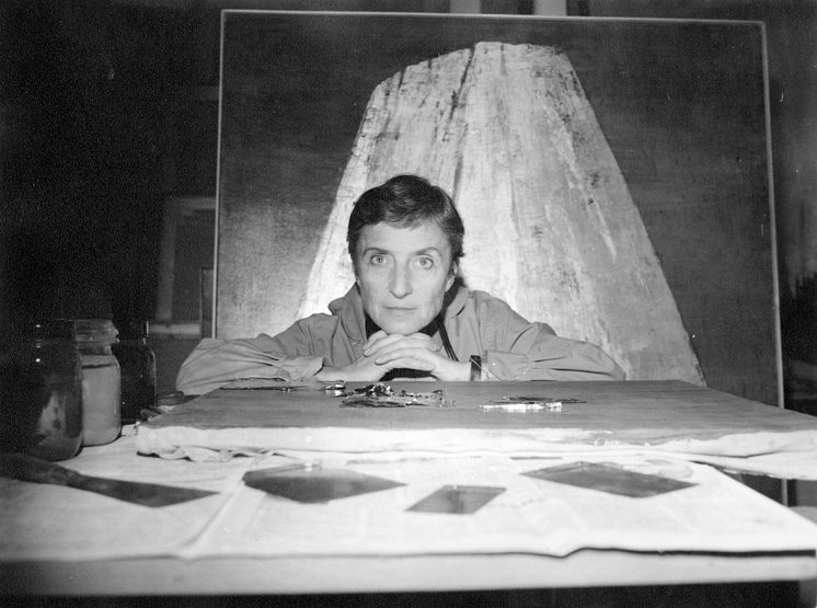 Anna-Eva Bergman with the painting No4-1957​, La Grande Montagne in 1962.jpg