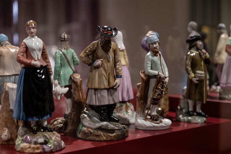 Foto fra utstillingen på Kode: Figurer fra Nordmandsdalen fra Den kongelige porcelainsfabrik. Figurer fra samlingen til Kode og Frederiksborg Nationalhistorisk Museum. Foto: Thor Brødreskift.