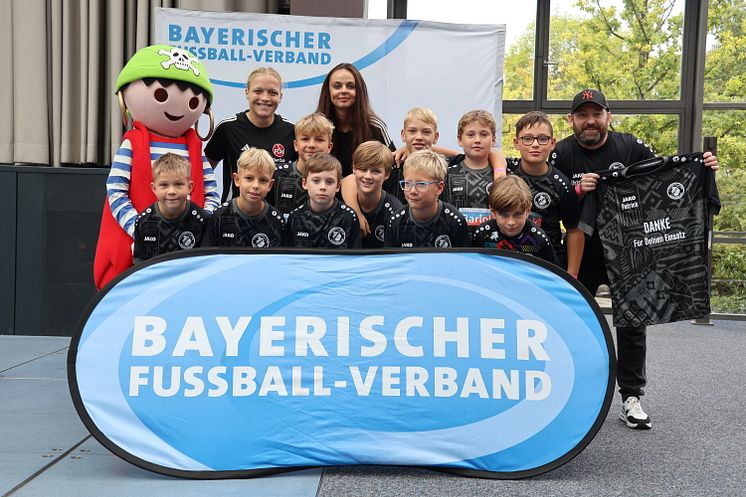 Bayerischer Fußball-Verband ehrt U11-Meisterteams im PLAYMOBIL-FunPark