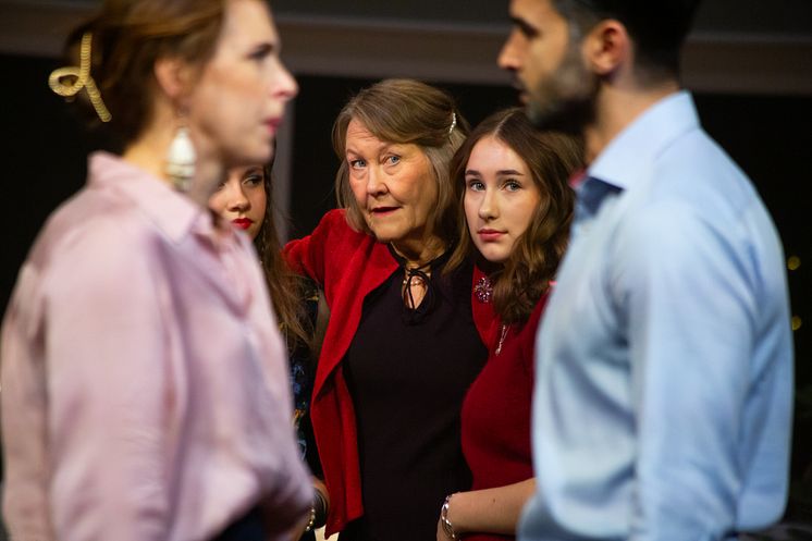 Köket är hemmets hjärta av Agnes Ledbeck – Örebro Teater 2024. Foto Leonard Stenberg