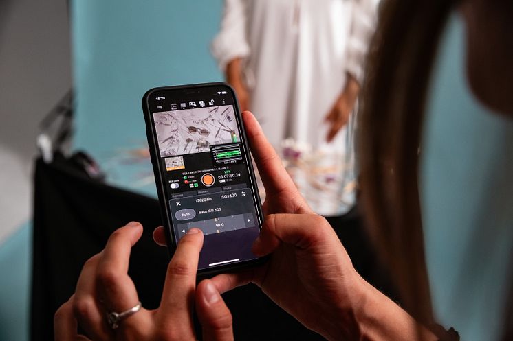 Canon_EOS_C80_Lifestyle_Interacting_with_app_626340.jpg