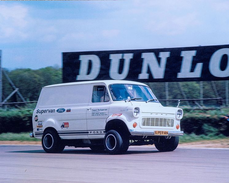 Am Ostermontag 1971 donnerte der erste Transit Supervan über die Rennstrecke von Brands Hatch ─ mit der Power des 5,0-Liter
