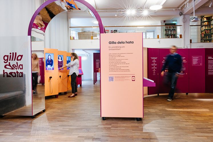 Utställningen "Gilla Dela Hata" handlar om antisemitismens månghundraåriga historia, hur den ser ut och sprids i dag. 