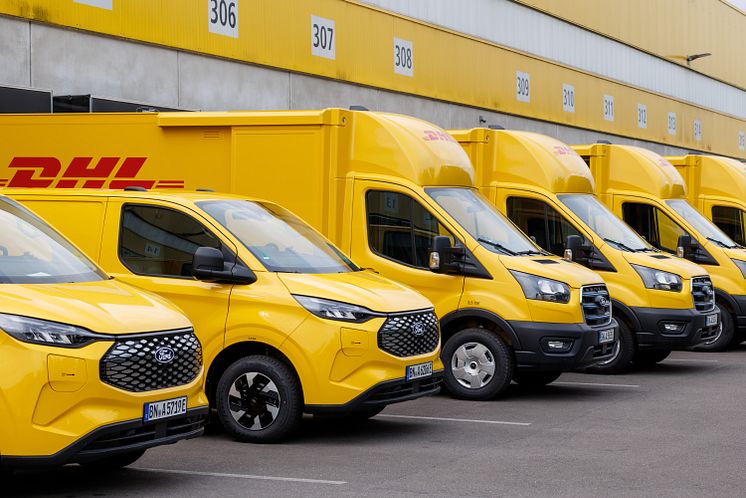 Bis Ende 2025 liefert Ford Pro 2.400 vollelektrische Ford E-Transit und E-Transit Custom an die Deutsche Post und DHL.