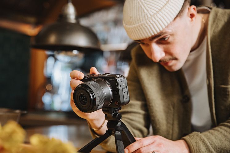Canon RFS14-30mmF4-6_3ISSTMPZ_Lifestyle_Rick_Operating_Tripod_621602.jpg