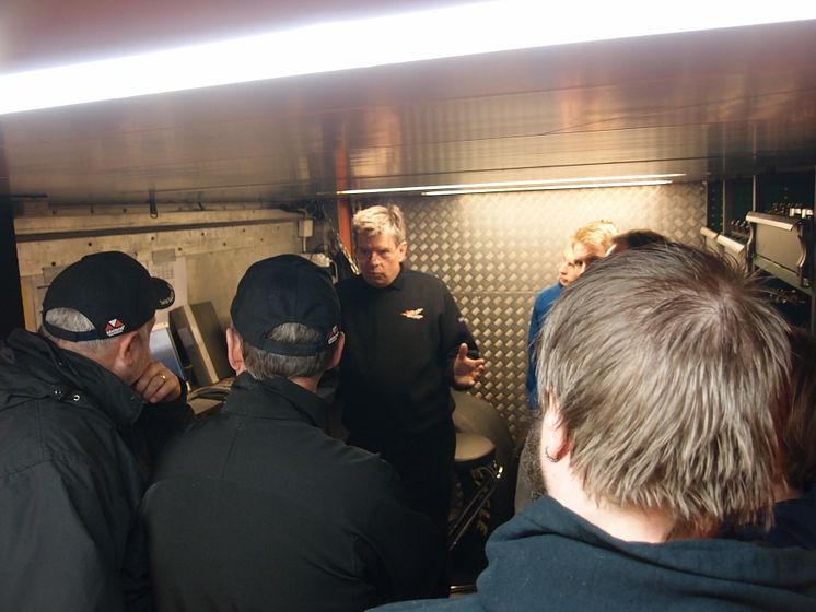 Crew Chief Emil förklarar bilens set-up med hjälp av senorer och datorer.