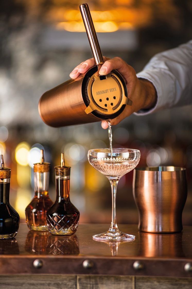 Absolut Elyx Martini Pour