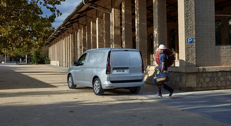 TRANSIT_CONNECT_PHEV_SWB_EXTERIOR_02.jpg