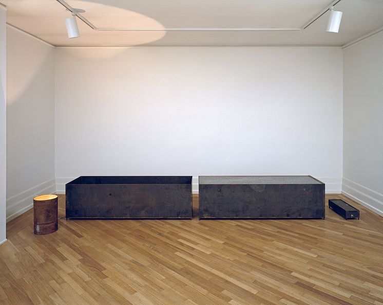 Fattig kunst – rik arv. Miroslaw Balka, 60 x 20 x 14, 191 x 61 x 54, 191 x 61 x 54, Ø 30 x 44, 1992