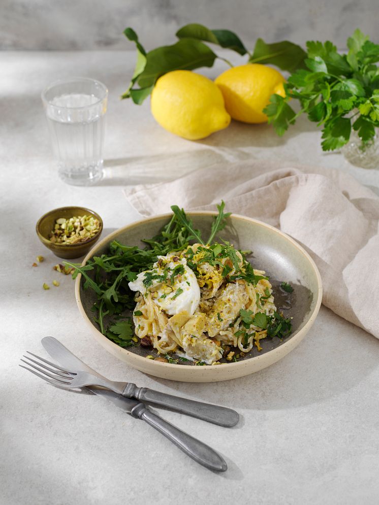 Glutenfri citronpasta med kronärtskocka, burrata och pistage.jpg