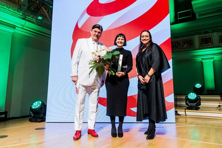 Winner Red Dot Junior Prize_Marie-Luise Charlotte Weier with Peter and Jana Zec (2)