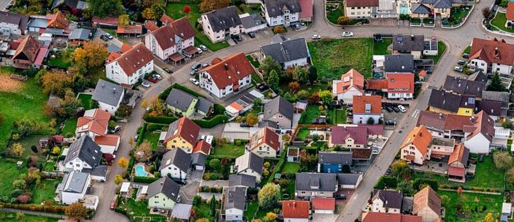 1500x650px-Einfamilienhaeuser-Vogelperspektive-223849513-v2-768x333