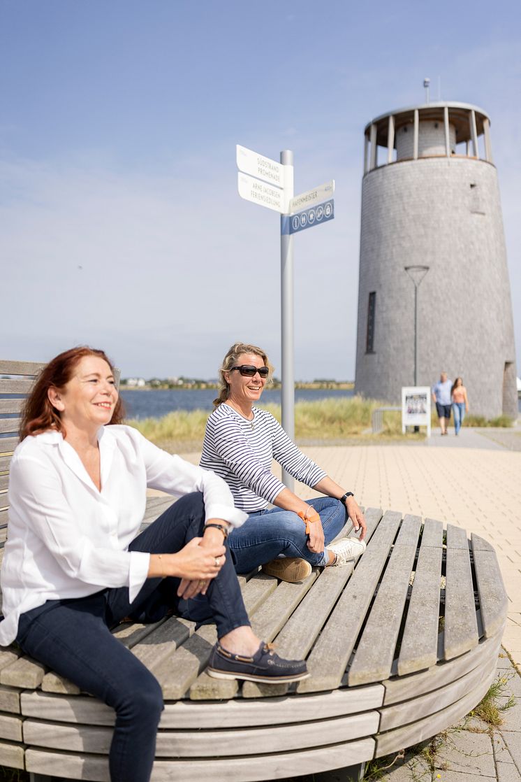 Yachthafenpromenade mit Aussichtsturm