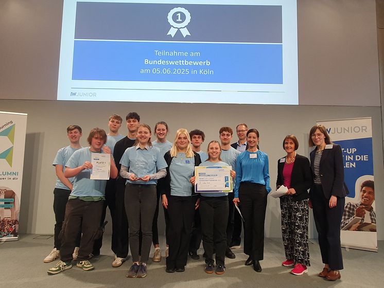 Schleswig-Holstein Gewinnerteam IW JUNIOR Landeswettbewerb der Schülerfirmen.jpg