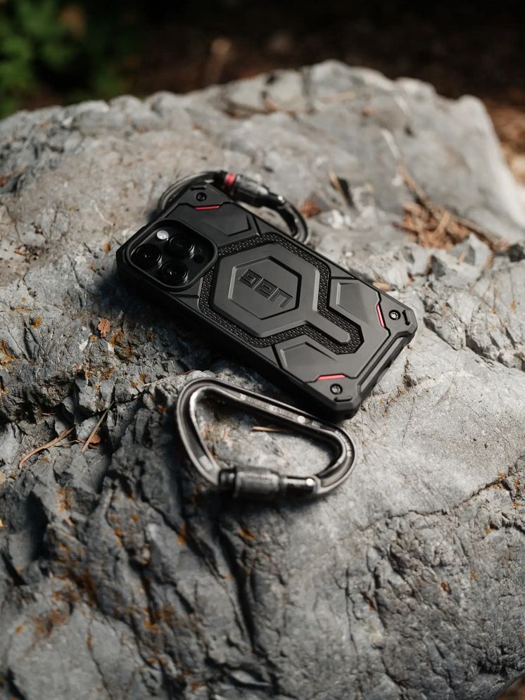 UAG_MB_IPHONE15_CLIMBING_18.webp