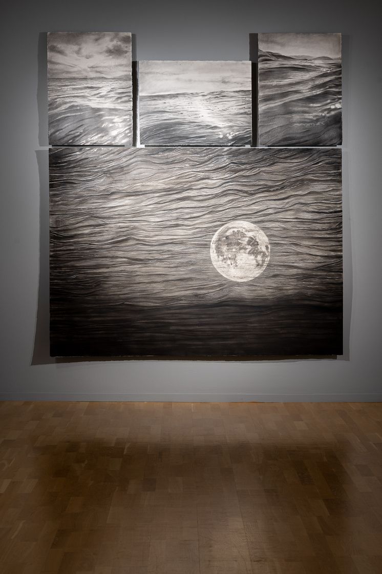 Behjat-Omer-Abdulla-What-if-Life-is-Black-and-White-Into-a-full-moon-2022-foto-Hendrik-Zeitler_print