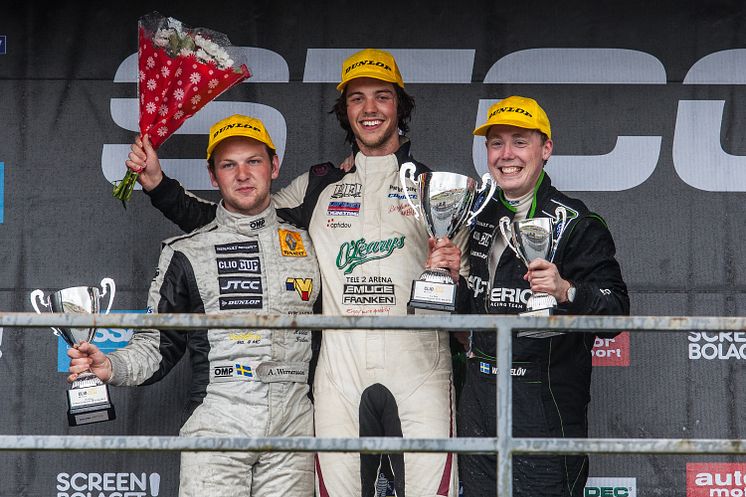 Topptrion i Clio Cup inför deltävlingen på Solvalla. Fr.v: Andreas Wernersson (tvåa), Henric Skoog (etta) och Albin Wärnelöv (trea).