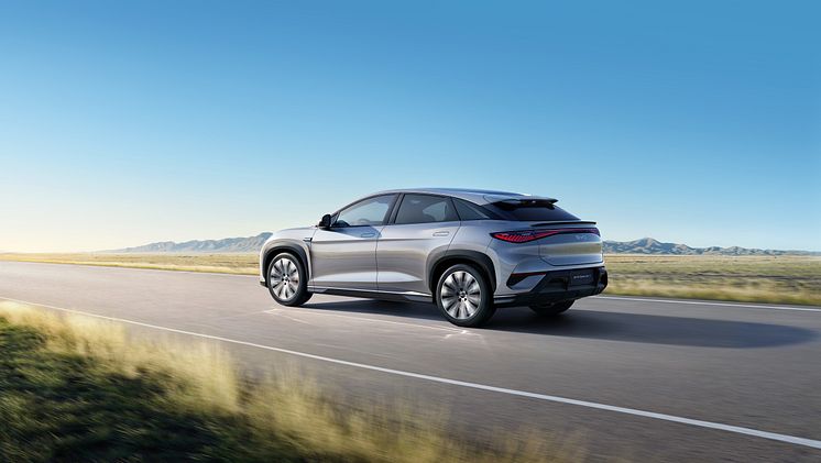 09、SEALION 7_LHD_Lifestyle_Outside_On Road_Left Rear 65°_download_JPG 5000px.jpg