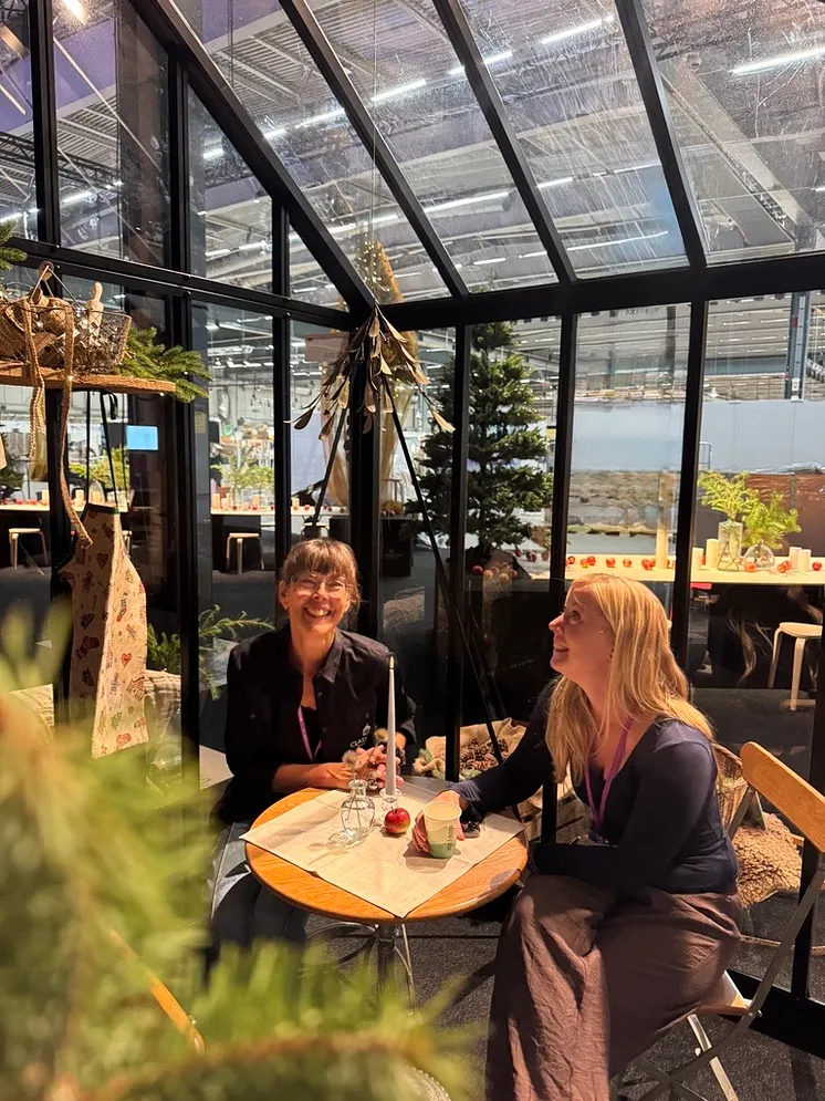 Svart Antique-växthus från Classicum, inrett som ett vinterlandskap vid Formex Café på Stockholmsmässan 2026.

