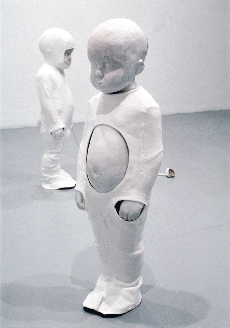 Charlotte Gyllenhammar, Pojke / Flicka, Boy / Girl, 1999. 2 delar, vitglaserad chamotte, linne, silver, gula safirer, 77 x 16 x 16 cm. Magasin III Museum of Contemporary Art, Stockholm. 