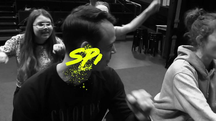 Emil och Wilma Holmquist testar improvisationteater med Sparks Generation och Kulturskolan