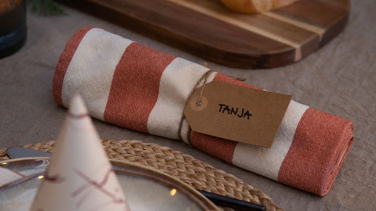 Juli-23-kräftskiva-dukning-2-handduk-hangtag