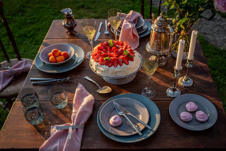 Fyrklövern Nordic Dawn Bark och Dagg, Crown glas gröna, 2Dine bestick - sommarinspiration