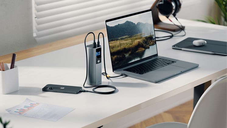 Ark_Pro_Powerbank_Lifestyle_DeskSetupChargingLaptop&iphone16_16X9.jpg