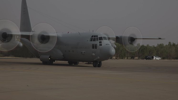 Försvarsmakten evakuerar civila från krigets Sudan
