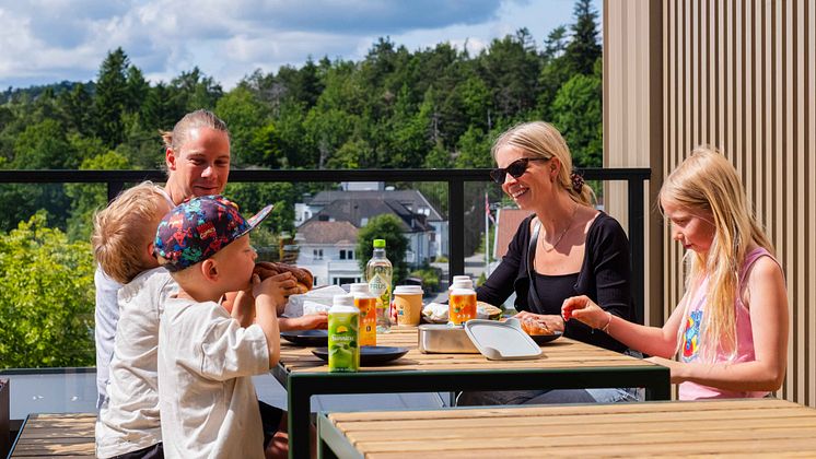 Family enjoying some lunch at the rooftop terracce at Citybox Kristiansand