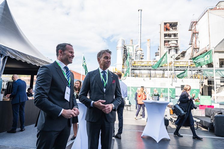 Norges energiminister Terje Aasland och Giv Brantenberg, General Manager för Heidelberg Materials Northern Europe. 