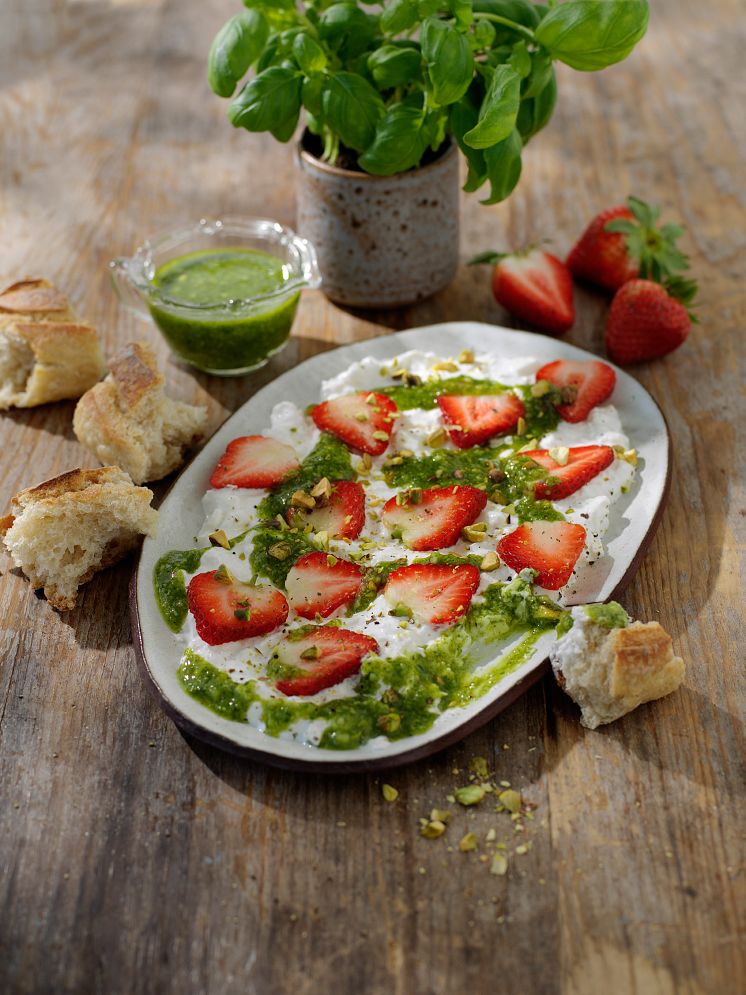 Stracciatella med jordgubbar.webp