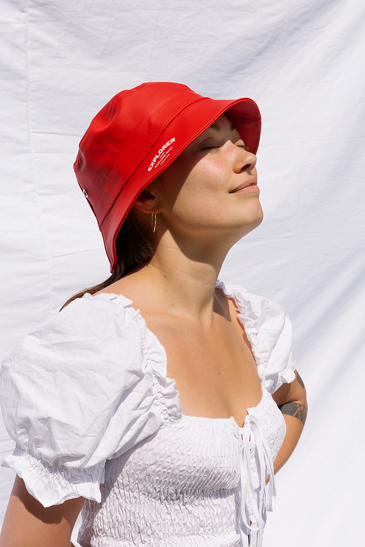 Kvinna med Medvind vattentät bucket hat
