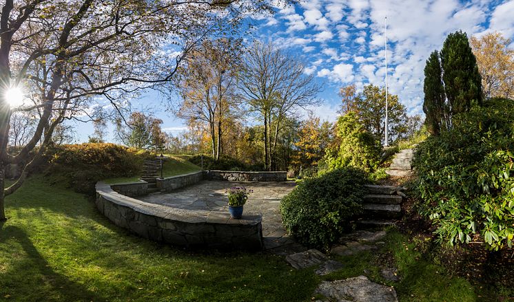 The home and garden of the  norwegian composer Harald Sæverud. Now part of  the place belongs to  KODE  museum.                        